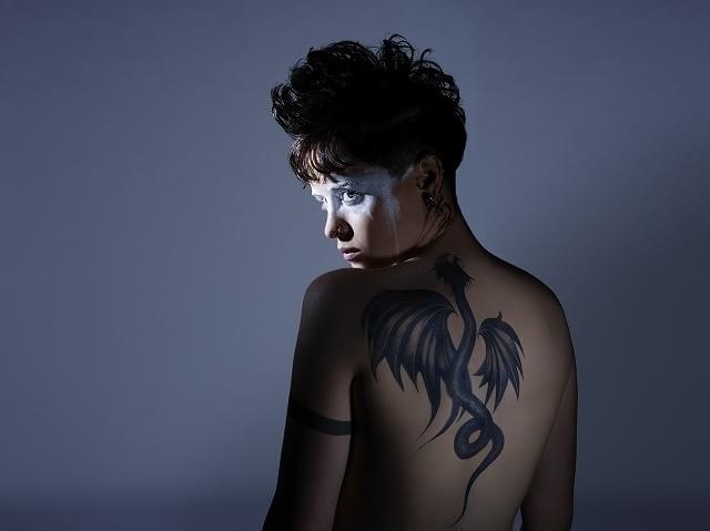 「蜘蛛の巣を払う女」クレア・フォイが明かす、リスベットの“トラウマと孤独”