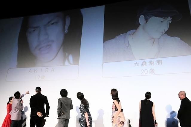19歳当時のAKIRA（左）の写真に 登壇陣も騒然
