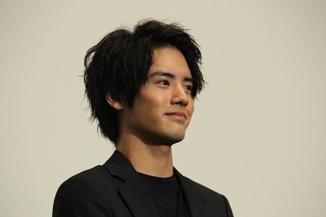 “仮面ライダークローズ”赤楚衛二、女優陣に裸をいじられタジタジ!?