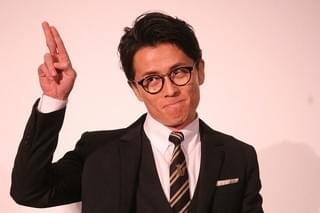 野村萬斎＆香川照之、まさかの“チュー”!? 「七つの会議」で激しい口論の応酬