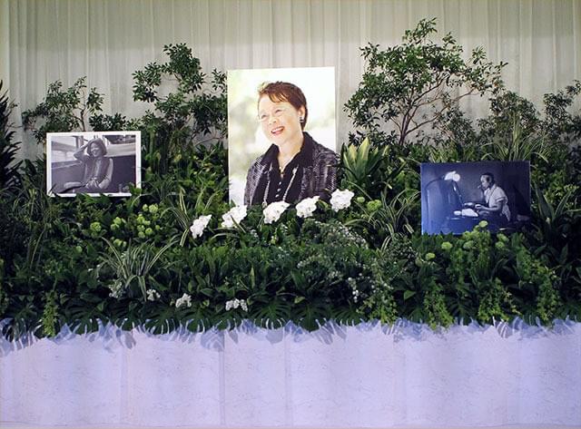 コチョウラン以外はモンステラなど 緑一色の植物で彩られた祭壇