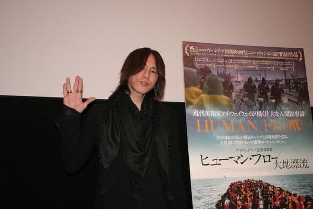 世界の難民問題に関心を持つことを訴えたSUGIZO