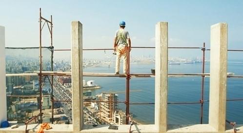 建設現場で働くシリア人移民労働者の受難を映す