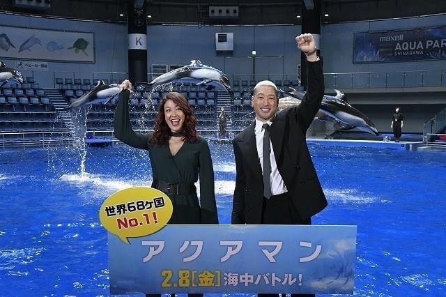 LiLiCo、イルカを操った関口メンディーの筋肉チェック「私の中のアクアマン」と大興奮