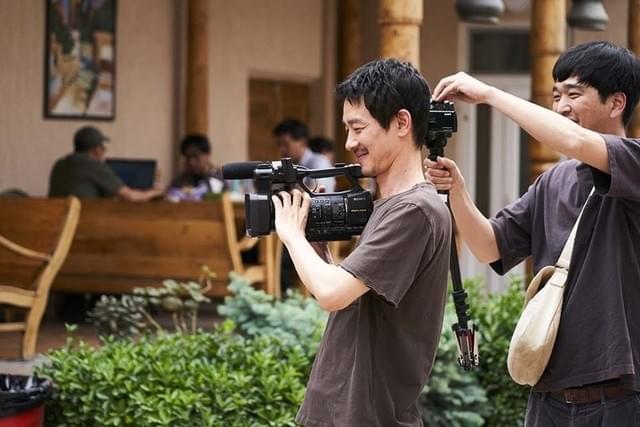 今作でカメラマンを演じる加瀬亮