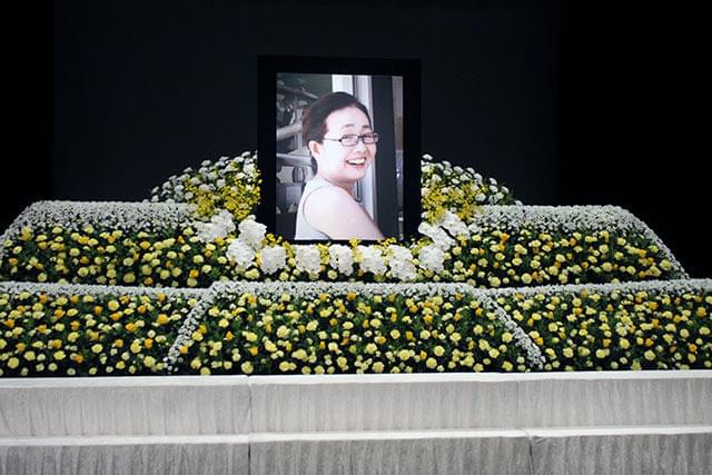 祭壇はカーネーションやバラなど 4000本の花で彩られた