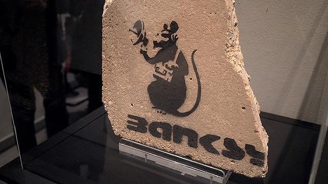 バンクシーへの理解が深まる4作品（「バンクシーを盗んだ男」の一場面より）