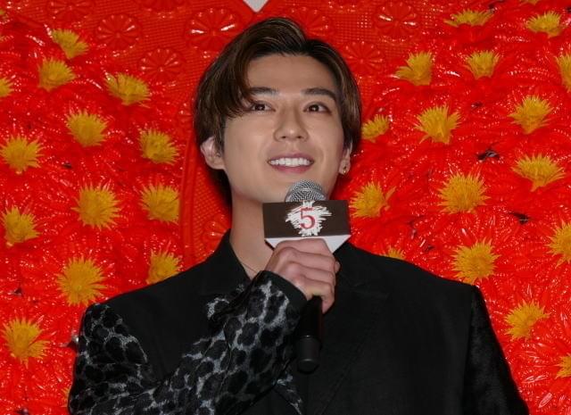 新田真剣佑、インフルから復帰…も今度は堤幸彦監督がインフルに