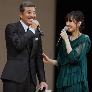 舘ひろし、ブルーリボン賞で“愛娘”新垣結衣と歓喜のハグで再共演を約束