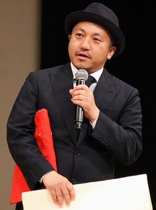 舘ひろし、ブルーリボン賞で“愛娘”新垣結衣と歓喜のハグで再共演を約束