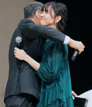 舘ひろし、ブルーリボン賞で“愛娘”新垣結衣と歓喜のハグで再共演を約束