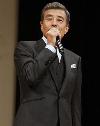 舘ひろし、ブルーリボン賞で“愛娘”新垣結衣と歓喜のハグで再共演を約束