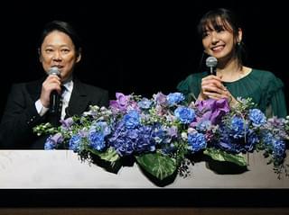 舘ひろし、ブルーリボン賞で“愛娘”新垣結衣と歓喜のハグで再共演を約束