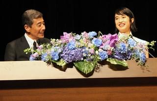 舘ひろし、ブルーリボン賞で“愛娘”新垣結衣と歓喜のハグで再共演を約束