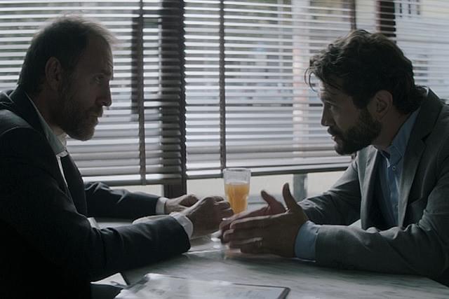 「ザ・プレイス 運命の交差点」の一場面