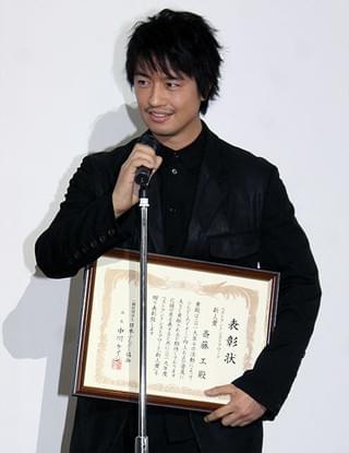 斎藤工がベストフンドシスト期待の新人賞、乳首相撲王者と“2冠”