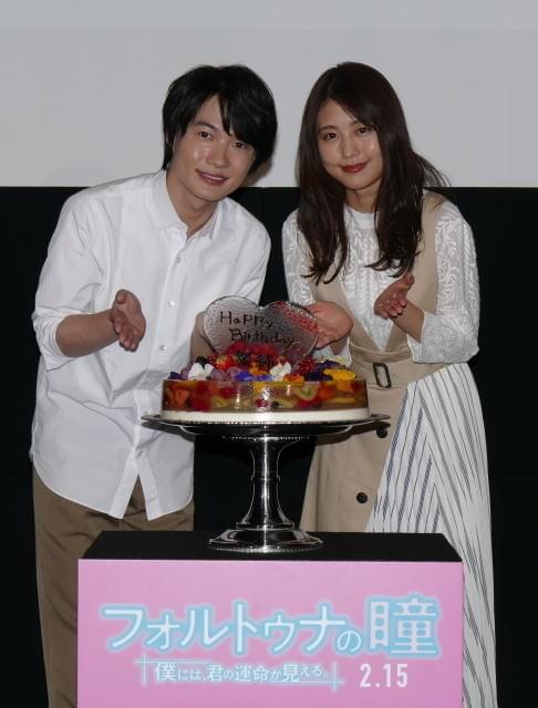神木隆之介、有村架純に“透ける”バースデーケーキをプレゼント