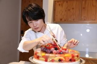 神木隆之介、有村架純に“透ける”バースデーケーキをプレゼント
