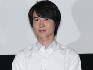 神木隆之介、有村架純に“透ける”バースデーケーキをプレゼント