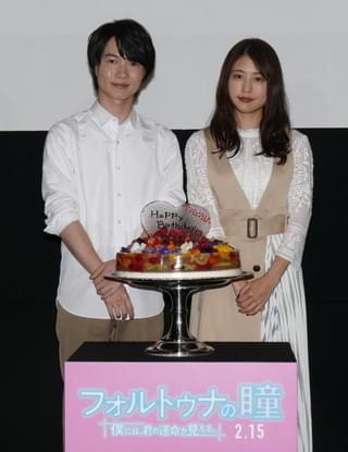 神木隆之介、有村架純に“透ける”バースデーケーキをプレゼント