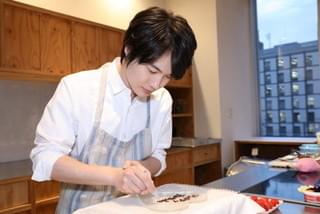 神木隆之介、有村架純に“透ける”バースデーケーキをプレゼント