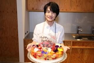 神木隆之介、有村架純に“透ける”バースデーケーキをプレゼント