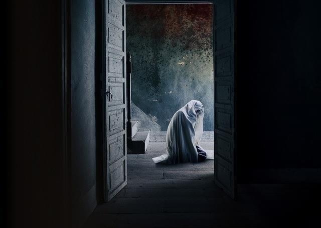 シーツに包まれた“何か”がこちらを見つめる……