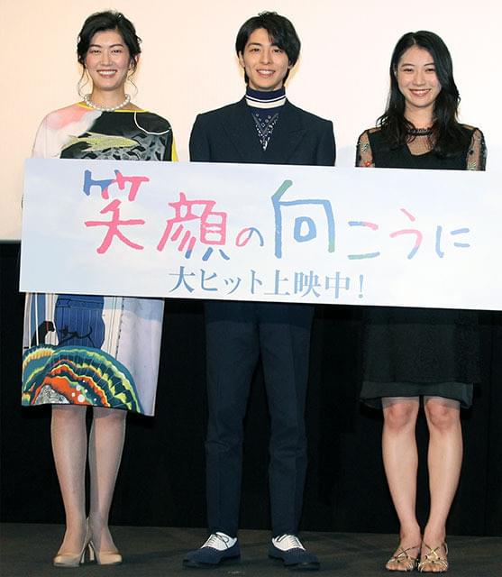 高杉真宙（中央）と安田聖愛（右） は高校の同級生