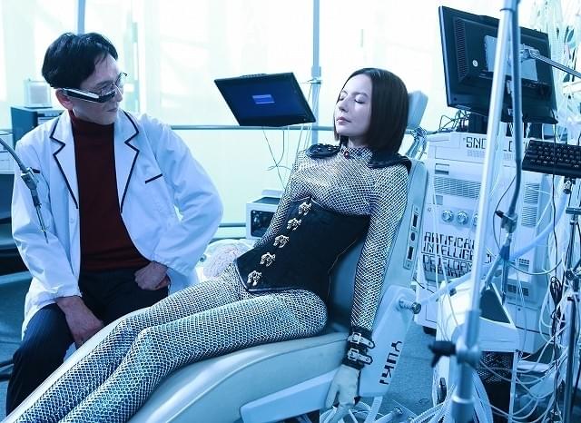 ベッキー、ハードな“アンドロイド”役に挑む 斎藤工主演「麻雀放浪記」で一人二役を熱演