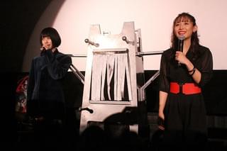 浅川梨奈、腹部を共演者の頭が貫く 主演作公開初日になぜか“人体貫通イリュージョン”