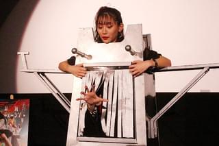 浅川梨奈、腹部を共演者の頭が貫く 主演作公開初日になぜか“人体貫通イリュージョン”