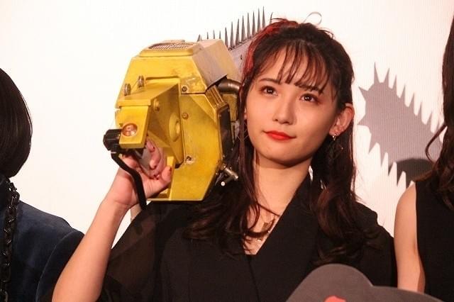 浅川梨奈、腹部を共演者の頭が貫く 主演作公開初日になぜか“人体貫通イリュージョン”