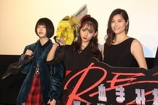 浅川梨奈、腹部を共演者の頭が貫く 主演作公開初日になぜか“人体貫通イリュージョン”