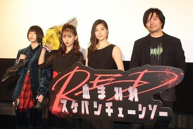 浅川梨奈、腹部を共演者の頭が貫く 主演作公開初日になぜか“人体貫通イリュージョン”