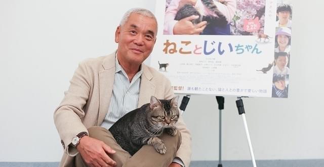 写真撮影に応じた岩合光昭監督とタマ役のベーコン