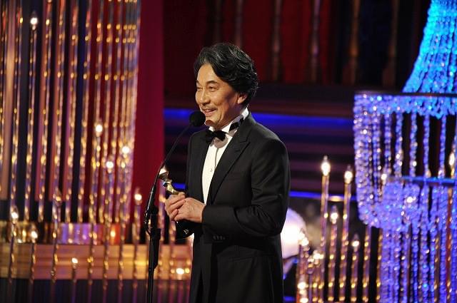 型破りな刑事を演じた役所広司