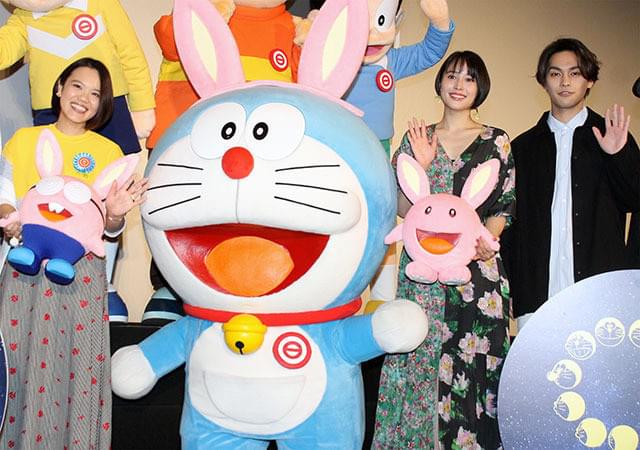 舞台挨拶に立った辻村深月氏、広瀬アリスら