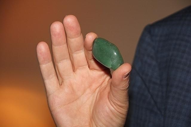 劇中に登場した守り石(のスタントダブル)