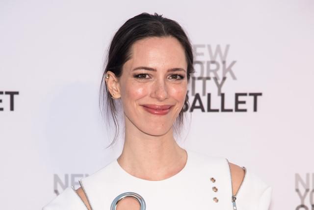 レベッカ・ホール主演、シモン・ストーレンハーグのSFアート本をドラマ化