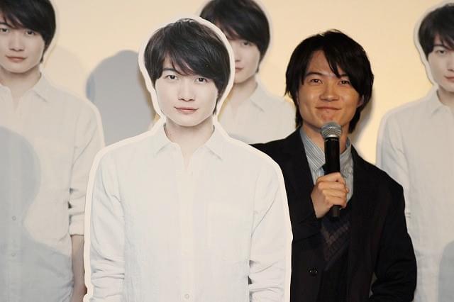 自分の等身大パネルとじゃれ合う神木隆之介