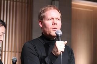 「ふたりの女王」音楽を手掛けた巨匠マックス・リヒター、ピアノ演奏で観客を魅了