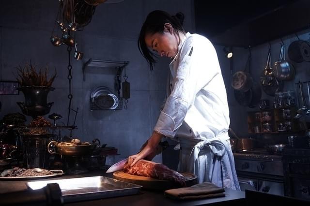 何の生肉を切っているのか…