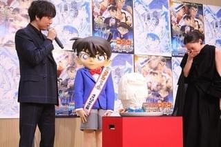 山崎育三郎＆河北麻友子、「名探偵コナン」原作者からのイラストプレゼントに絶句