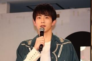 横浜流星、スカウトされた“原点の場所”竹下通りに凱旋！ サプライズ登場で大混乱に