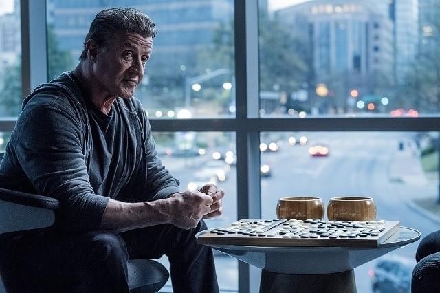 「大脱出2」チーム全員が“レジェンド”スタローンにメロメロ!? メイキング映像公開