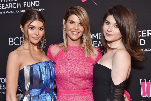 ロリ・ローリン（中央）と 長女イザベラ（右）＆次女オリビア