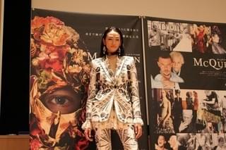 冨永愛、アレキサンダー・マックイーンの思い出語る「ファッションはマジック」