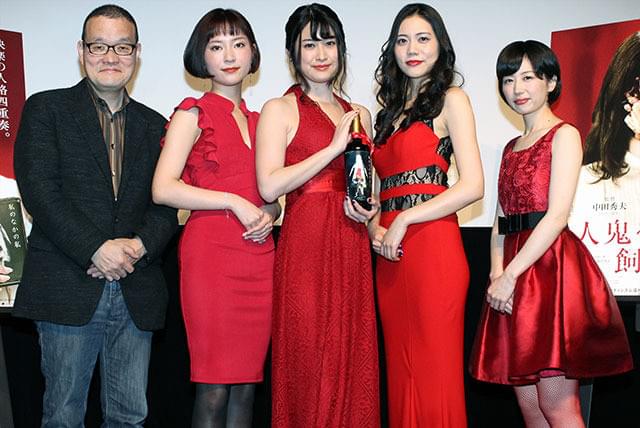 飛鳥凛、主演映画「殺人鬼を飼う女」完成披露で誕生日サプライズに「泣きそう」
