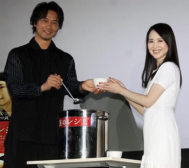 松田聖子「家族のレシピ」舞台挨拶に初登壇、斎藤工との再会に「今日、初めて…」