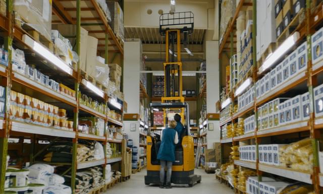 まるで小宇宙のような夜の巨大なスーパーマーケットが舞台